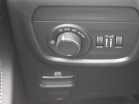 Used 2025 Jeep Grand Cherokee L Altitude image 16