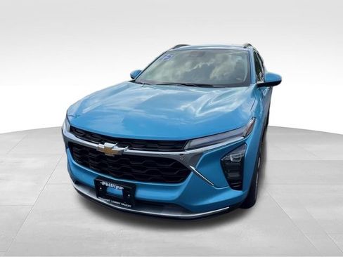 Certified 2025 Chevrolet Trax LT FWD image 2