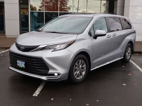 Used 2021 Toyota Sienna XLE image 12