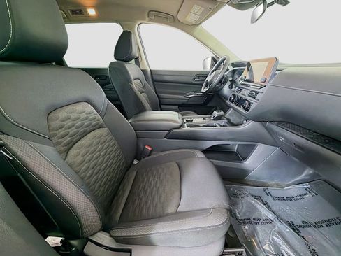 Used 2024 Nissan Pathfinder S image 18