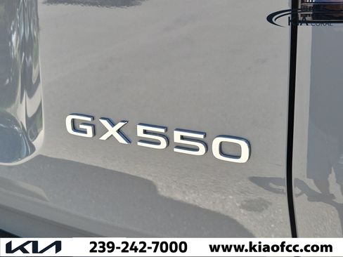 Used 2024 Lexus GX 550 w/ Accessory Package (Z1) AWD/4WD image 9