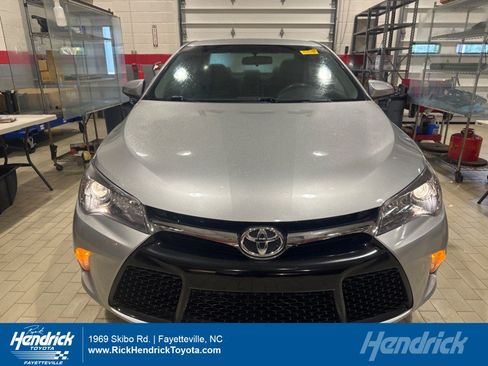 Used 2017 Toyota Camry SE image 1