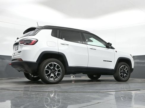 Used 2025 Jeep Compass Trailhawk AWD/4WD image 44