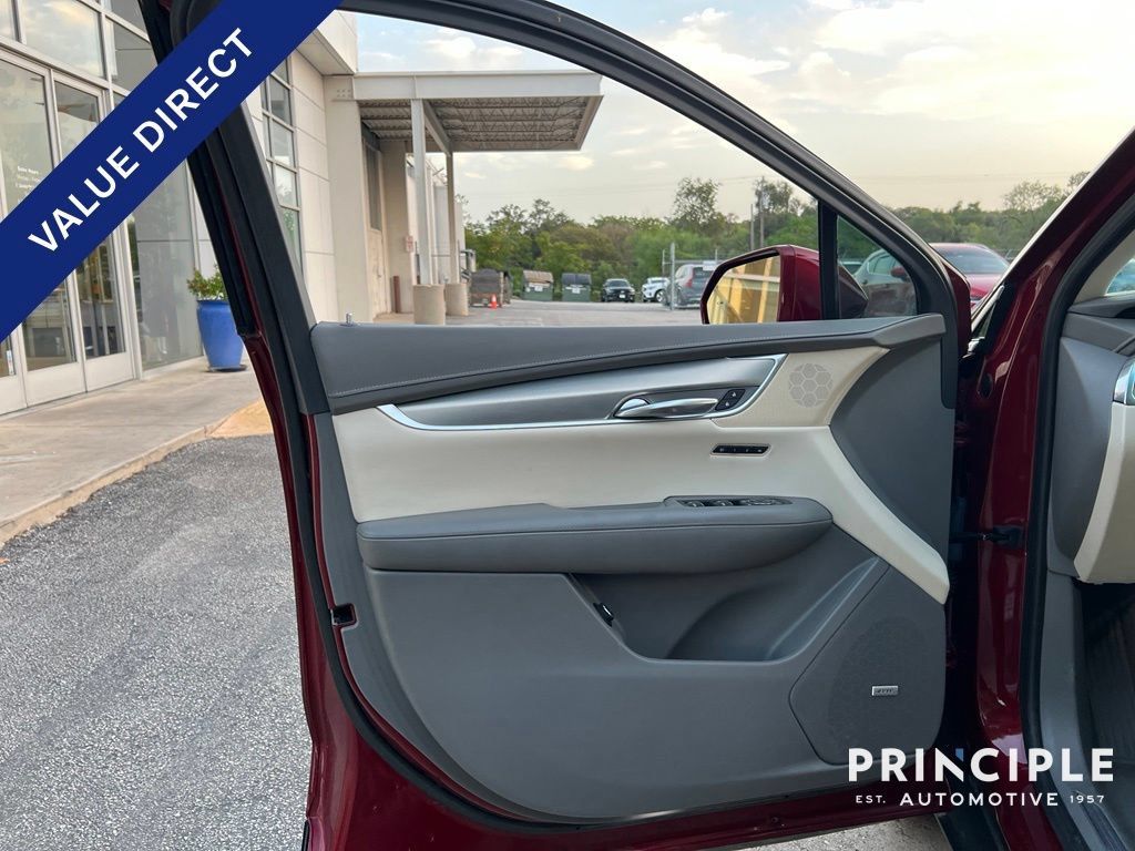 Used 2018 Cadillac XT5 Luxury w/ Driver Awareness Package FWD image 11