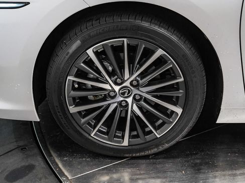 Used 2025 Lexus ES 300h w/ Premium Package FWD image 9