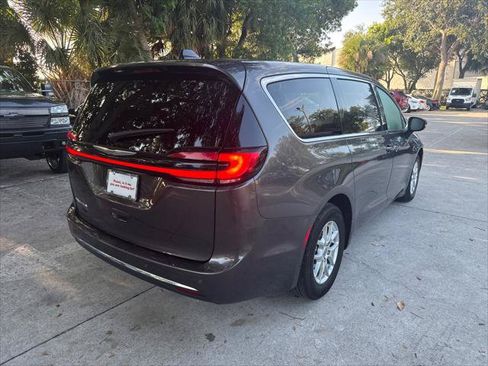 Used 2023 Chrysler Pacifica Touring-L FWD image 6