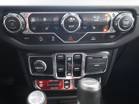 Used 2024 Jeep Gladiator Rubicon w/ Convenience Group AWD/4WD image 8