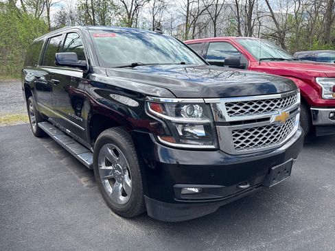 Used 2017 Chevrolet Suburban LT w/ LT Signature Package image 3