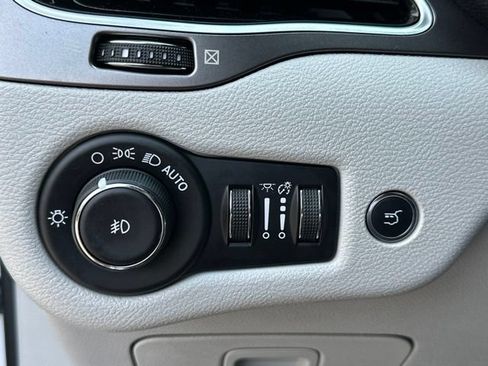 Used 2019 Jeep Cherokee Limited w/ Luxury Group AWD/4WD image 11