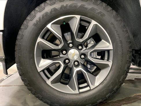 Used 2023 Chevrolet Silverado 1500 LT AWD/4WD image 9