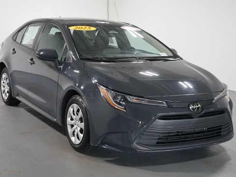 Used 2025 Toyota Corolla LE FWD image 3