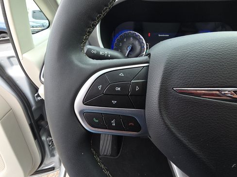 Used 2024 Chrysler Pacifica Touring-L FWD image 18