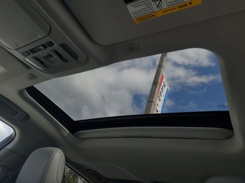 Used 2025 Toyota Highlander XLE image 30