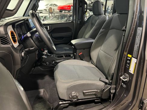 Used 2025 Jeep Gladiator Sport image 9