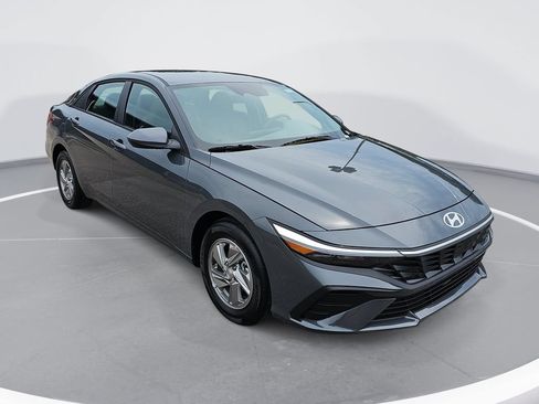 New 2026 Hyundai Elantra SE FWD image 3