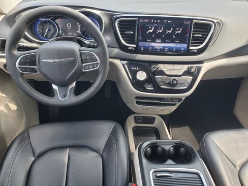 Used 2024 Chrysler Pacifica Touring-L FWD image 23