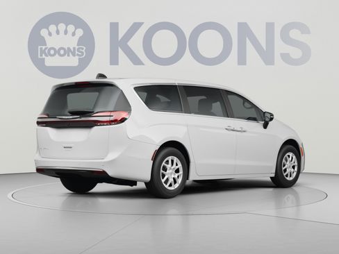 Used 2024 Chrysler Pacifica Touring-L FWD image 4