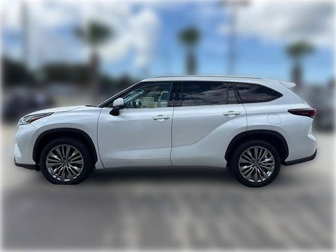 Used 2024 Toyota Highlander Platinum FWD image 4