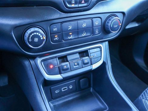 Used 2022 GMC Terrain SLE image 15