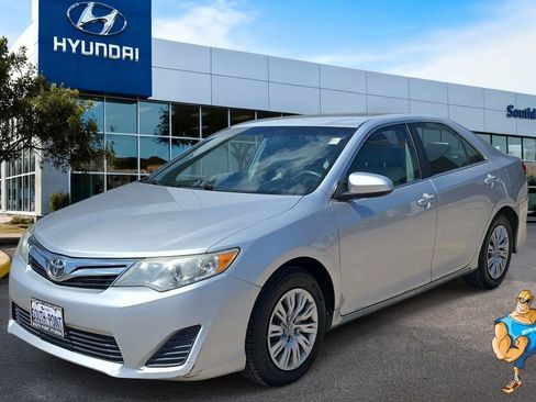 Used 2012 Toyota Camry LE image 1