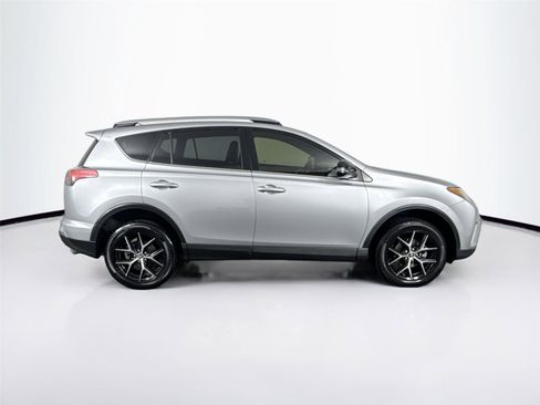 Used 2018 Toyota RAV4 SE image 5