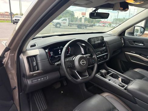 Used 2024 Nissan Pathfinder Platinum w/ Cargo Package AWD/4WD image 4