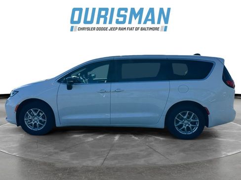 New 2026 Chrysler Pacifica Select image 3