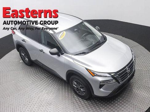 Used 2024 Nissan Rogue S FWD image 3