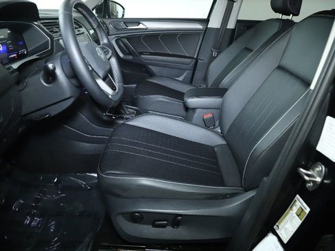 Used 2024 Volkswagen Tiguan SE image 19