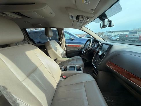 Used 2014 Chrysler Town & Country Touring-L w/ Driver Convenience Group image 4