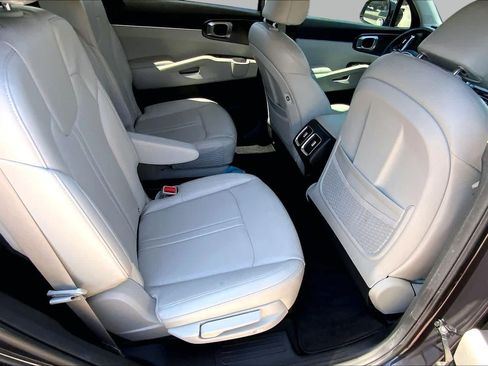 Used 2022 Kia Sorento S FWD image 19