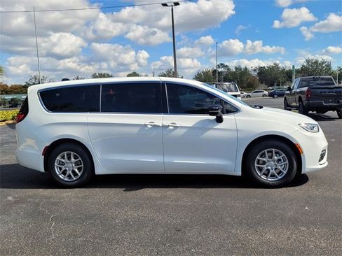 New 2026 Chrysler Pacifica Select image 8