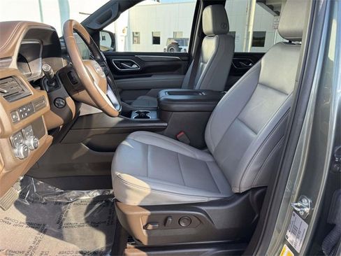 Used 2023 GMC Yukon XL SLT w/ SLT Luxury Package image 12