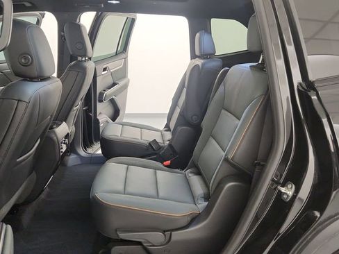 Used 2024 GMC Acadia AT4 w/ Luxury Package image 15