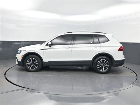 Used 2022 Volkswagen Tiguan S image 2
