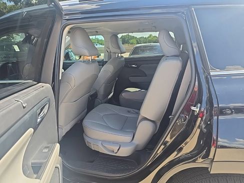 Used 2021 Toyota Highlander XLE AWD/4WD image 12
