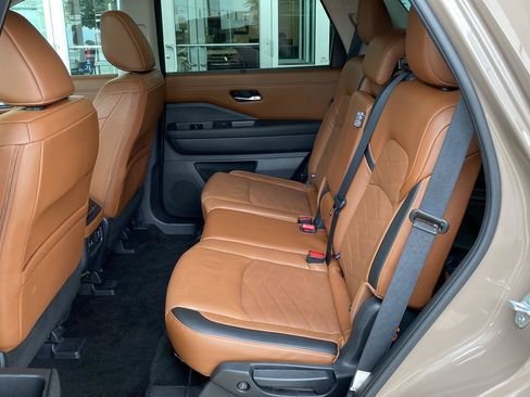 Certified 2023 Nissan Pathfinder Platinum w/ Cargo Package AWD/4WD image 22