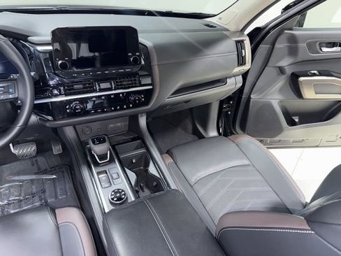 Used 2025 Nissan Pathfinder Platinum image 25