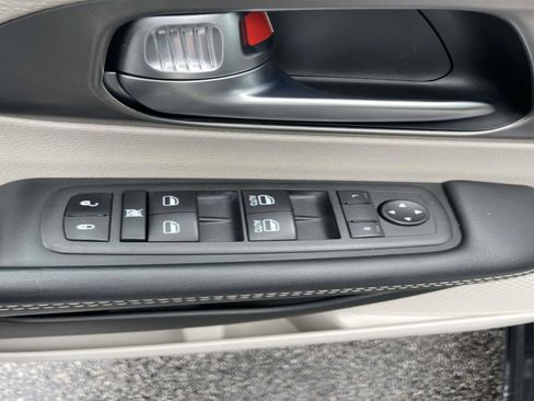 Used 2023 Chrysler Pacifica Touring-L image 19