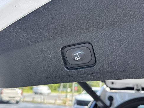 Used 2017 Ford Explorer XLT w/ Equipment Group 202A FWD image 13