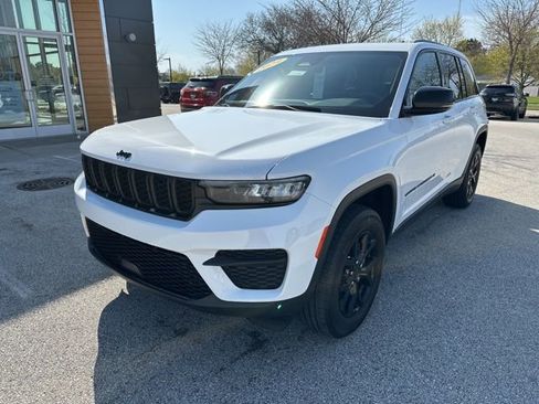 Used 2024 Jeep Grand Cherokee Altitude AWD/4WD image 2