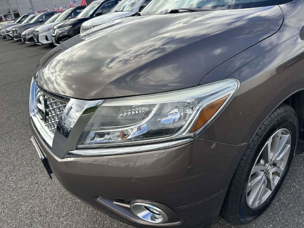 Used 2015 Nissan Pathfinder SV w/ Cargo Package FWD image 8
