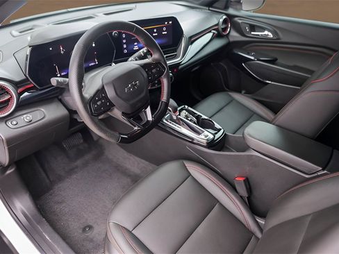 Used 2025 Chevrolet Trax RS w/ Sunroof Package image 10