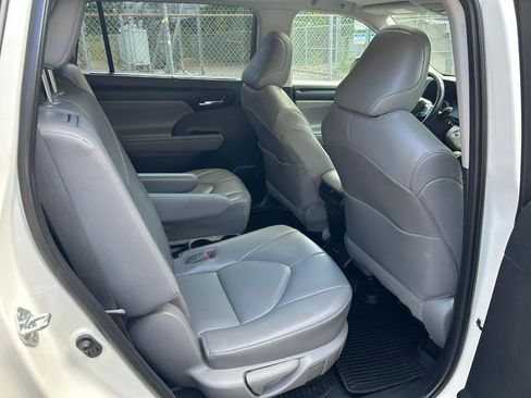 Used 2021 Toyota Highlander XLE image 18