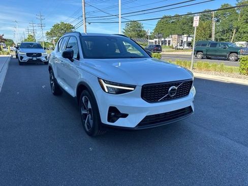 Certified 2025 Volvo XC40 B5 Plus AWD/4WD image 6