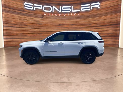 Used 2025 Jeep Grand Cherokee Altitude AWD/4WD image 2