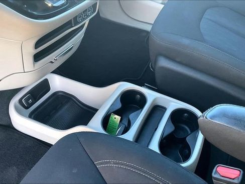 Used 2024 Chrysler Voyager LX image 17