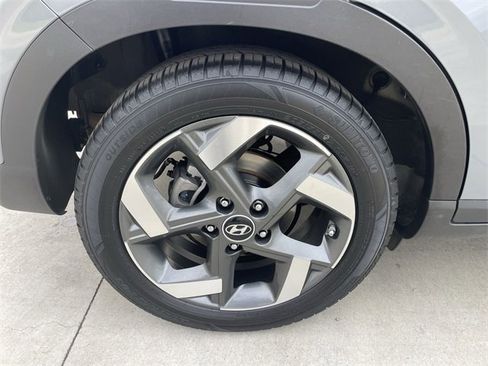 Used 2023 Hyundai Venue SEL image 31
