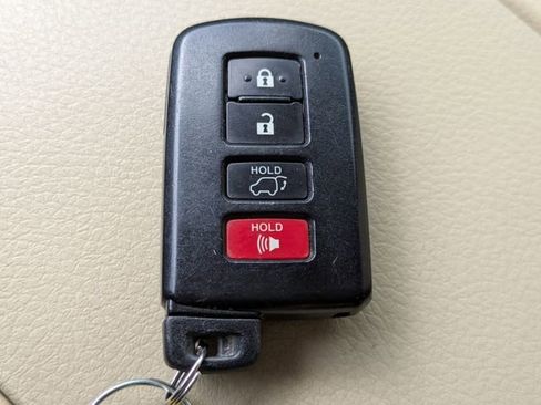 Used 2018 Toyota Highlander Limited Platinum FWD image 29