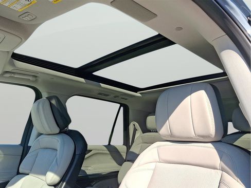 New 2025 Lincoln Navigator Reserve AWD/4WD image 14